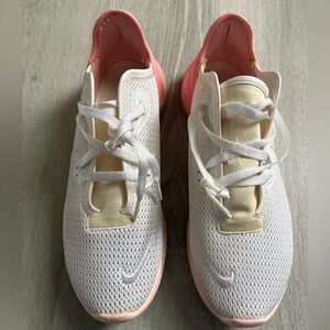 Size 9 Pink & white Nike woman running shoe. Barely worn, in great condition